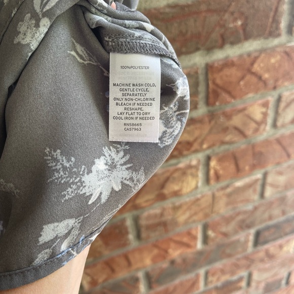 Nordstrom Gray Ruffled Cap Sleeve Blouse with Floral Pattern - Picture 4 of 6